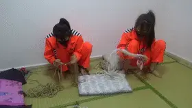 【雨涵工作室】【佳怡】【雨涵】定拍 性感妹妹和萌妹子斗殴被戴上手铐脚铐换上黄色囚服进行关押和惩罚 【雨涵工作室】定拍视频QQ：1003187439 或者3451471253 【佳怡】<br>【出原味妹子】3560530071【雨涵】 3451471253 【佳怡】可以和妹子本人直接交流<br>【音频小说定制】也是找上面的妹子们<br>【其他业务】约绑攻略有售以及本工作室正式启动会员优惠折扣方案，请有兴趣的同好加客服妹子Q：3104988182<br>【赞助方案】69赞助最少赠送10部视频，98赞助最少赠送20部视频，198赞助最少赠送50部视频，价格相当优惠~包臀裙黑丝的性感妹子居然和萌妹子互撕起来了？这场面维和的让人不敢相信。妹妹们因斗殴被捕入狱。管教对她们进行审判和教育，两个妹子换上黄色囚服被戴上手铐脚铐。审完之后，管教让她们在牢房里自由活动，谁知这俩家伙竟不知悔改，在牢里也闲不住，居然又动起手来。真的可恶！管教罚她们跪下面壁思过并进行思想教育。这俩家伙谁也不承认是谁先动的手。管教罚她们一直跪着不让起来。管教出去了一会，回来居然发现她们居然忤逆他，站着的站着，坐着的坐着，管教很生气，罚她们去一个更加阴森黑暗的地方整理已经被处决的犯人用过的刑具。两个妹子被吓得瑟瑟发抖，一边哭着一边收拾着绳子等物件，还要把地拖干净。看得出来他们真的很害怕，全身一直在颤抖。打扫好之后她们被押回了她们的小黑屋又进行了一顿批判。管教走了，他们还不知道悔改？我原本以为她们会收敛一点，这牢房有点脏，你们给我收拾干净了，收拾好了之后你们出来。