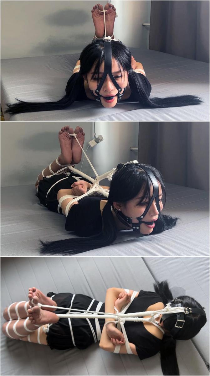 玩奴原创之可爱新妹子超级蛇缚驷马严厉堵嘴到干呕口水直流！第一次绑就这么紧真的可以吗？交流购约绑教程请加1152327635。 感谢各位同好的支持！最近新人一股脑的出来博主一想就绑到最紧算了，先看看情况再说。妹子很可爱被博主牢牢绑住严厉驷马，最后妹子说马具口球把她妆都弄花了，流了非常多的口水！敬请欣赏！<br>另外为了方便各位同好约绑，博主最近推出了一个非常详细的约绑教程。里面有非常详细的从零基础开始教大家如何认识妹子，如何与妹子沟通等等。非常的实用，有兴趣的各位同好加1152327635咨询，备用805351328。<br>目前博主已经出了五个系列，分别是绝对真实调教系列，真实约拍系列，口水囚徒系列，紧缚实验室系列，美人小舔犬系列以及最新出的高颜值系列都非常精彩，各种元素满满，希望各位同好多多支持！<br>推特可以关注浅神。本频道提倡健康积极的绳艺亚文化，目的是给生活增添一些情趣，谢谢大家。备用联系方式qq805351328。<br>下载操作：<br>1、电脑下载<br>2、解压<br>3、将压缩包内文件重命名后缀加.mp4或直接用播放器打开。