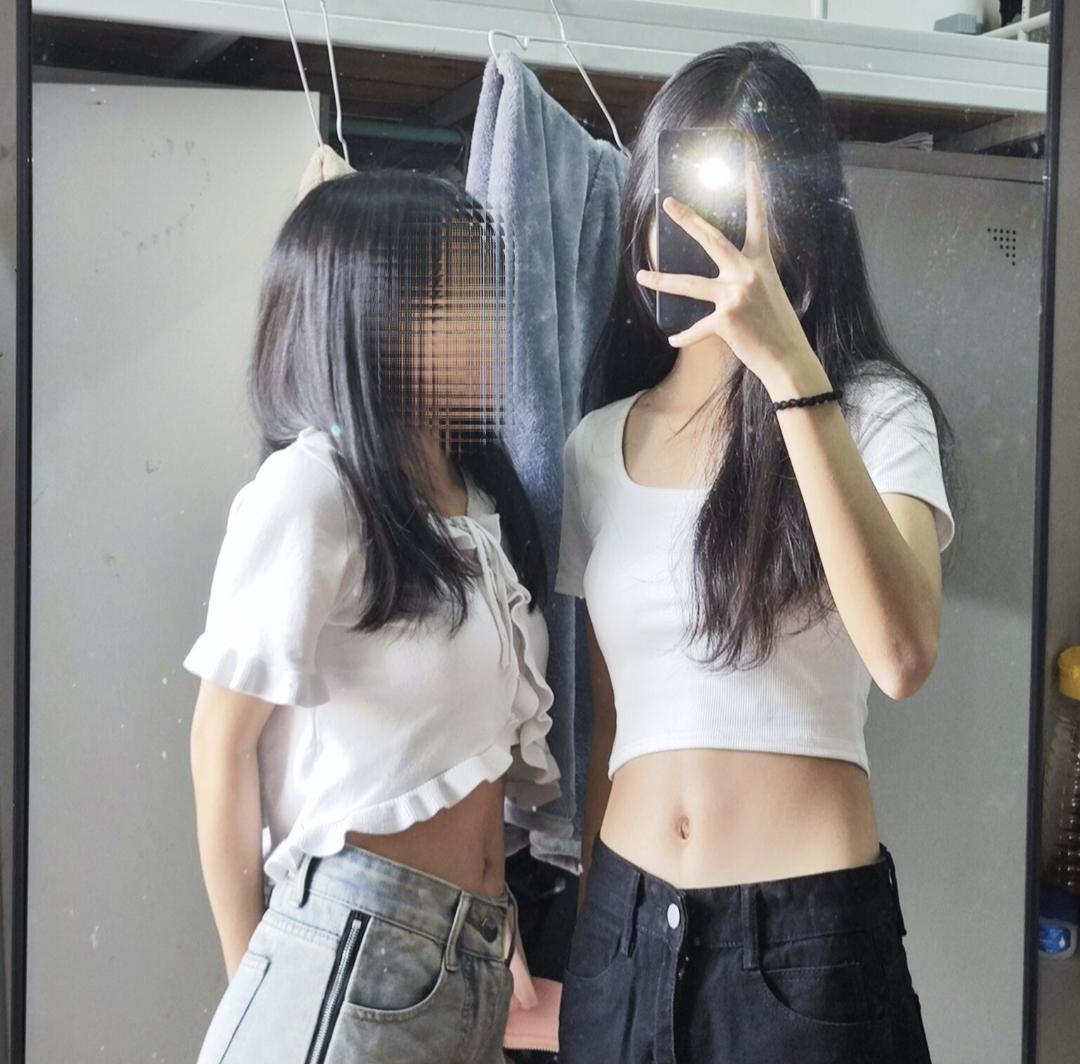【玉箫原创】【有声小说】被捕获的两姐妹【短篇完结】 请注意，这是【有声小说】，不是【视频】。购买后请通过百度网盘下载收听！！ 【原味】找我：629374436 玉箫（雨薇、荷露、夏筠、雪莹、彩依、青歌）站内众筹也请大家多多支持~谢谢约绑攻略有售直接滴QQ！！！本工作室正式启动会员优惠折扣方案，请有兴趣的同好加Q：2389316626详询。工作室最近的新妹子（荷露、夏筠、雪莹、彩依、青歌、雨薇）也是我用约绑攻略找来的。 【赞助方案】98赞助最少赠送20部视频，198赞助最少赠送50部视频，498赞助打包全部作品！！价格相当优惠~ 全文链接：https://www.smlsy.com/chapter_detail.php?id=128633 【单篇字数】约10000字左右，音频/视频定制：2389316626玉箫 ——原文预览————<br>　　小丽和小芳是一对非常要好的闺蜜。两个人从初中开始就在一起玩耍，一起上学，一起毕业。等到毕业以后，到了成年的年纪，两个人又一起出去工作，就这样，两个人成了一对形影不离的好闺蜜。<br>　　<br>　　正好有一年冬天，小丽和小芳的公 司统 一组 织放年假。两个人一听，这是一个绝佳的好时机，正好可以一起出去玩耍。这时候小丽兴 奋的对小芳说：“咱们两个人正好趁着公 司放假，要不就一起出去逛一逛吧。”<br>　　<br>　　小芳听了以后也连忙点头表示赞同。嘴里说道“其实呀，我好久就想出去玩一玩了。”小丽听到小芳的目的和自己一样。于是也非常高兴的点了点头。于是两人就这样子愉快的决定了。<br>　　<br>　　很快就到了放年假的那一天，两个人在这段时间里面做了好多好多游玩的攻略，例如去哪里玩、每天吃什么、怎么住、玩些什么……都计划的非常好。<br>　　<br>　　一转眼就到了公 司年假的下午，两个人在公 司把最后的项目给做完以后，于是就两个人开心的回了家。到了家以后，两个人就开始着急忙慌的跑进浴 室里面进行洗漱，一人在里面洗漱，而另一人在外面收拾东西。小芳和小李两个人就这样子，把东西都收拾的板板正正的，然后两个人就美美的躺在床 上睡了一觉。<br>　　<br>　　躺在床 上的时候，小丽对小芳说。我知道在隔壁市的一座山上有一个寺 庙，寺 庙旁边还有一些小吃街，听说这个寺 庙对于感情方面还有事业方面特别的灵验，我听说好久了，早就想去了！这次可终于有时间让咱俩一起去逛一逛了！小芳听到以后也赞同的说道，那当然没有问题，我还知道在附近有一家非常棒的火锅。<br>　　<br>　　咱们去完寺 庙以后在附近逛逛，再去火锅店里面吃点东西，再买几件衣服回家，这样这个假期就过的非常的充足了！两个人就这样子，一边说着一边笑着躺在床 上，不一会儿就睡着了。<br>　　<br>　　“叮铃铃，叮铃铃……”一阵急促的闹铃 声，把二人从睡梦中呼唤了起来。这时，小丽转过身去，把手 机的闹钟关掉以后，猛地坐了起来，拍了拍旁边的小芳。<br>　　<br>　　“小芳，小芳，快醒醒，我们赶紧起床收拾一下，要准备出发了。”小芳听到小丽这么一说，于是也激动的从床 上蹦了起来。紧接着两个人就这样，身上只是穿着单薄而又遮盖很少的睡衣从床 上面懒洋洋的爬了起来，两个人睡眼朦胧的走到浴 室里面拿出来牙刷洗漱，化了淡妆。不一会儿，两个人就收拾的漂漂亮亮的。<br>　　<br>　　小芳则是穿着一条黑色的丝 袜，黑丝下的大长 腿若隐若现，十分诱人，上身穿着一身黑色的包臀裙，胸前的两团饱满被勒得紧紧得，身材棒极了。而小丽则是穿着一条肉 色的丝 袜，给她那细长的双 腿增加了许多光泽，看起来的是那么光滑，那么的白 嫩。两个人忙碌了一上午以后。涂好口红，喷上了香水，然后就出发了。