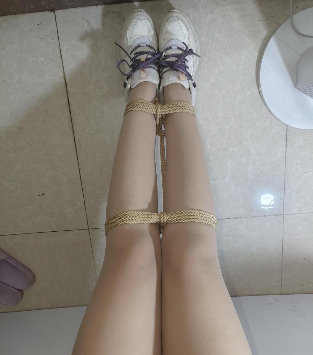 玉箫自缚肉丝+运动鞋 - 仅为图片，无视频。原味、约绑攻略有售直接滴 QQ: 2389316626!  雨薇原味QQ（366700880） （新妹子【荷露，夏筠，雪莹，彩依，青歌】都是我用约绑攻略找来的）本工作室正式启动会员优惠折扣方案，请有兴趣的同好详询。定制图片小视频价格优惠～ [Grey pantyhose,Sneakers ,Pantyhose,Self Bondage]