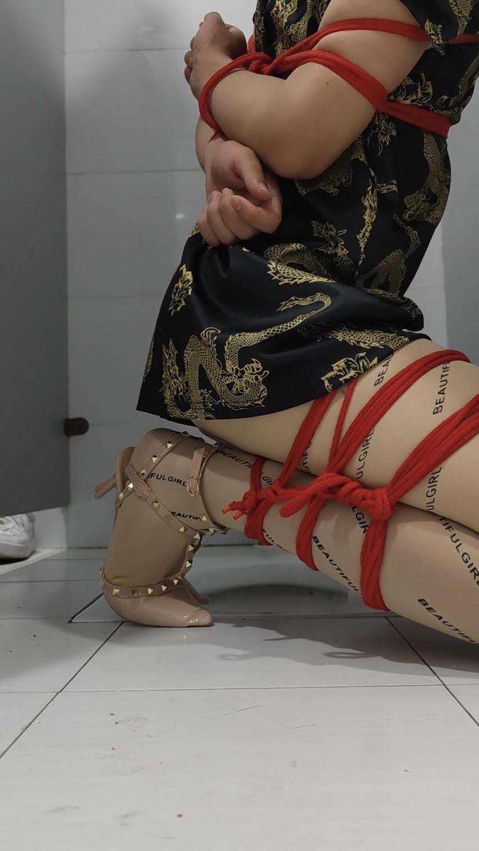 【柚里】伪娘自缚＆高跟鞋肉丝连衣裙，越来越大胆的后果是最简单的日式自缚都差点解不开 本期视频的最大教训：千万不要在没有剪刀或者没有定时锁这样的安全道具的情况下搞不可挽回的自缚！！！挣扎到最后，我甚至都瘫倒在地上，不想动弹了，真的都快到绝望那种程度了，只能说还好我没有给自己戴上那个难受的金属口枷，不然我的嘴巴也要承受相当长时间的痛苦了啊啊啊啊<br>这次本来就是一个很简单的日式自缚，捆绑手臂的方式也是普通的八字绕环，但是这次我刻意在一开始就把手腕掉的很高很紧，每次绕一圈都会刻意再收紧一下绳子，而绳头也很争气，绕到最后一圈的时候刚好够一只手勉强穿过去，然后就酿成了把手伸过去之后根本挣扎不开的惨剧啊啊啊啊啊啊<br>挣扎了这么长时间，我都快绝望了，还好我没有选择更长的绳子，没有把脖子肩膀和[X_X]都和捆绑躯干的绳子连接起来导致能用手把大臂上的绳子拨弄下来，这样才能勉强解开，不然真的要死在这儿了wwwww<br>服装道具方面没有什么好过多介绍的，就是我肉肉的身材根本出现不了这高跟鞋丝袜和旗袍的美，只能说暴殄天物了呀……<br>万幸万幸，万幸没有死在这里，本来录完上一个视频，就挣扎的特别疲惫的我，录这个视频的时候真的已经没什么力气了，感谢上苍没有让我挂在这里aaaaa<br>另外该说的还是要说，在公共厕所进行这种胆大妄为的自负还是很刺激的，感觉自己的羞耻心一点一点被磨灭wwwww……<br>也欢迎大家看看我的小说~