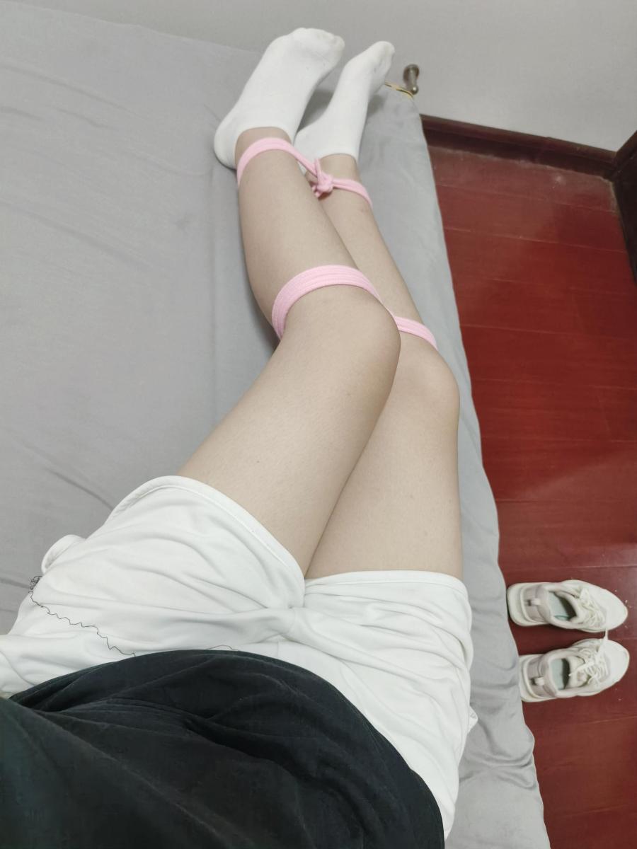 运动装女孩在家自缚体验 脚踝船袜自缚双腿 脏脏原味袜～ - 仅为图片，无视频。原味、约绑攻略有售直接滴 QQ: 2389316626!  雨薇原味QQ（366700880） （新妹子【荷露，夏筠，雪莹，彩依，青歌】都是我用约绑攻略找来的）本工作室正式启动会员优惠折扣方案，请有兴趣的同好详询。定制图片小视频价格优惠～