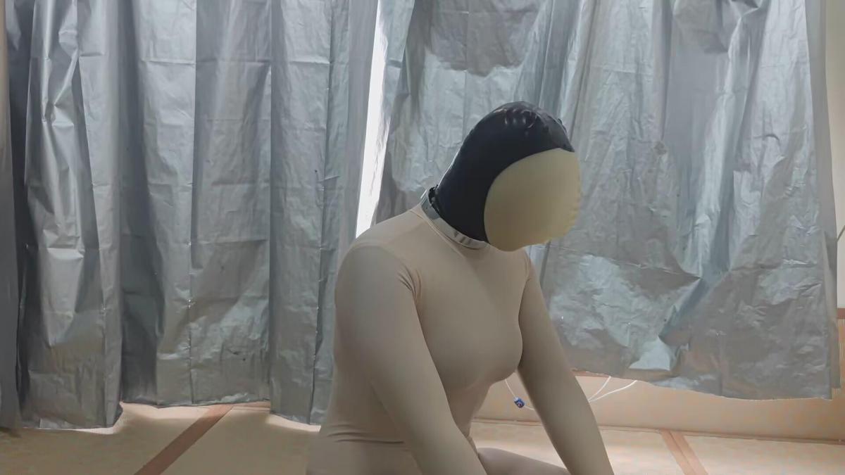 【狸猫】六一特别篇：4层zentai全包布娃娃，最长乳胶头套3分钟封闭[X_X] 六一儿童节到了，你们都收到了自己的娃娃嘛，我也没有收到，作为一个女孩子，最喜欢布娃娃了，既然没收到，那我就自己做一个吧，材料有：上把打赌输给我已经圈养了三天的娃娃，一件纯白zentai，一件kig皮，一件黑曼巴，一件没有手的皮，然后经过几十分钟的制作，一个活娃娃就做好了，而且还是会动的娃娃，特别听话，不论怎么踢，打，踩踏，[X_X]，都不会反抗的活娃娃。经过这件事我明白了一个道理，当一个人穿一件zentai没有那么好看的时候怎么办？答案是：那就穿四件吧！这样就好看了。可惜的是目前只有这四件了，如果可以的话，我想挑战8层，因为目前看到最多的就是7层了呢，有机会我一定要超越她！<br>狸猫工作室接定拍，或者你想和我一起驯化娃娃或者被驯化，以及成为视频中的一员，可以联<span style='color:#b0b0b0;'>[隐藏文字，购买后可见]</span>，<span style='color:#b0b0b0;'>[隐藏文字，购买后可见]</span>有什么意见可以在视频底下留言，感谢大家的支持！