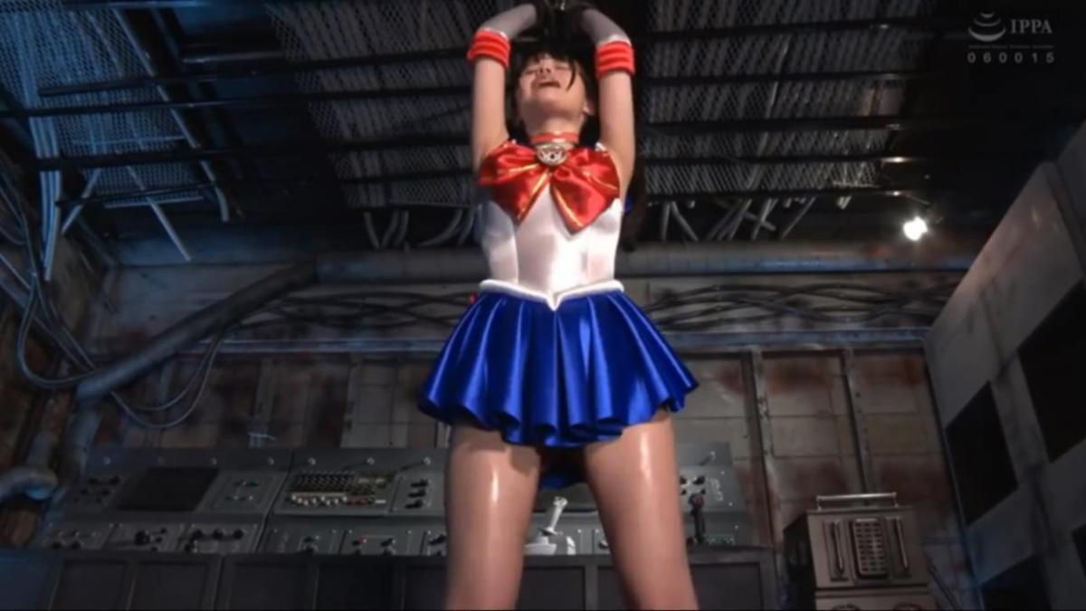 美少女戦士セーラーメーネ Night Empire的Youma Schema是个敏锐的人，擅长谋划战略，但战略缺乏具体性，Sailor Mene击败了她控制下的恶魔并逃脱了。发誓要报仇雪恨的斯图玛打算打败水手梅内，并窃取她的能量进行进化。Schema 智取了 Sailor Mene，Sailor Mene 智取了 Schema，并在陷阱中俘虏了她。？而那个第一次玷污她的图式，已经进化成了一个怪物般的身影！即使当他试图窃取更多能量时，他也会让水手梅内逃脱。为了解决自己能量制造的怪物，水手梅内发誓要与斯图玛再次战斗…… [坏结局]<br>内容包括：美少女战士 女英雄 捆绑 吊缚 调教 陷阱 折磨 败北 揉胸 抚摸 gc 掰腿 流汗 舔<br><span style='color:#b0b0b0;'>[Hidden text will display after purchase]</span><br>出演女優紺野みいな<br>ナイトエンパイアの妖魔スキーマは作戦立案が得意な切れ者でありながらその作戦は具体性を欠き、セーラーメーネに配下の妖魔を倒され逃走する。復讐を誓うスキーマはセーラーメーネを倒し、そのエナジーを奪って進化することを企むのだった。スキーマの裏をかいたセーラーメーネのさらに裏をかき、罠にはめて捕らえたスキーマは彼女の体を性的に責めながらエナジーを奪っていく！？そして彼女の初めてを奪って汚したスキーマは怪物のような姿へと進化！さらにエナジーを奪おうとするもセーラーメーネに逃走を許してしまう。自らのエナジーが生み出した怪物と決着をつけるためセーラーメーネは再びスキーマと戦うことを誓う…。[BAD END]