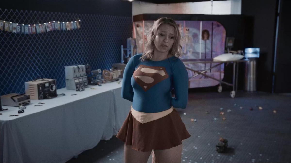 Super Sex Toy Part I G以前没有遇到过这样的事情。Toyman 过去曾装出令人讨厌的样子，所以当她被派去消除恶棍本人的炸弹威胁时，她并没有预料到会发生什么。到达后不久，她就收到了加密的五彩纸屑，而这位可怜的女主人公并不知道。当玩具人在屏幕的另一边现身时，一切都从这里开始走下坡路，嘲笑和戏弄可怜的 SG，因为散落在玩具人藏身处的玩具不知何故复活了。目标是 SG，她不可能为此做好准备。    <br>内容包括：女超人 女英雄 捆绑 调教 玩具复活 惊吓 后手捆绑 脱衣 控制<br>Synopsis: SG hasn't encountered anything like this before. Toyman has posed annoying in the past, so when she's dispatched to diffuse a bomb threat from the villain himself, she doesn't anticipate what's to cum. Shortly after arriving, she's greeted with krypto infused confetti, unbeknownst to the poor heroine. It's all downhill from here as Toyman reveals himself on the other side of a screen, mocking and teasing poor SG as the toys strewn about Toyman's hideout somehow come to life. The target is SG and there's no way she could have prepared for this.