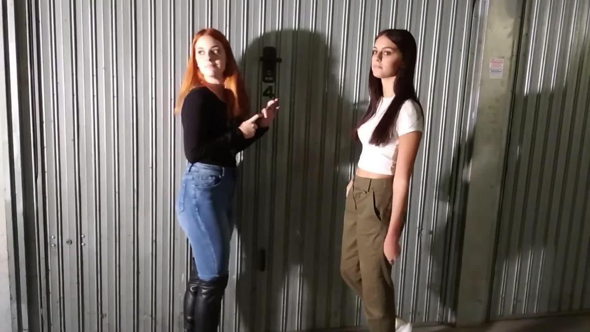 The arrest of thiefs Gaia and Gilda Gaia and Gilda are two not very expert thiefs and they are trying to open a car box but police comes to arrest them 