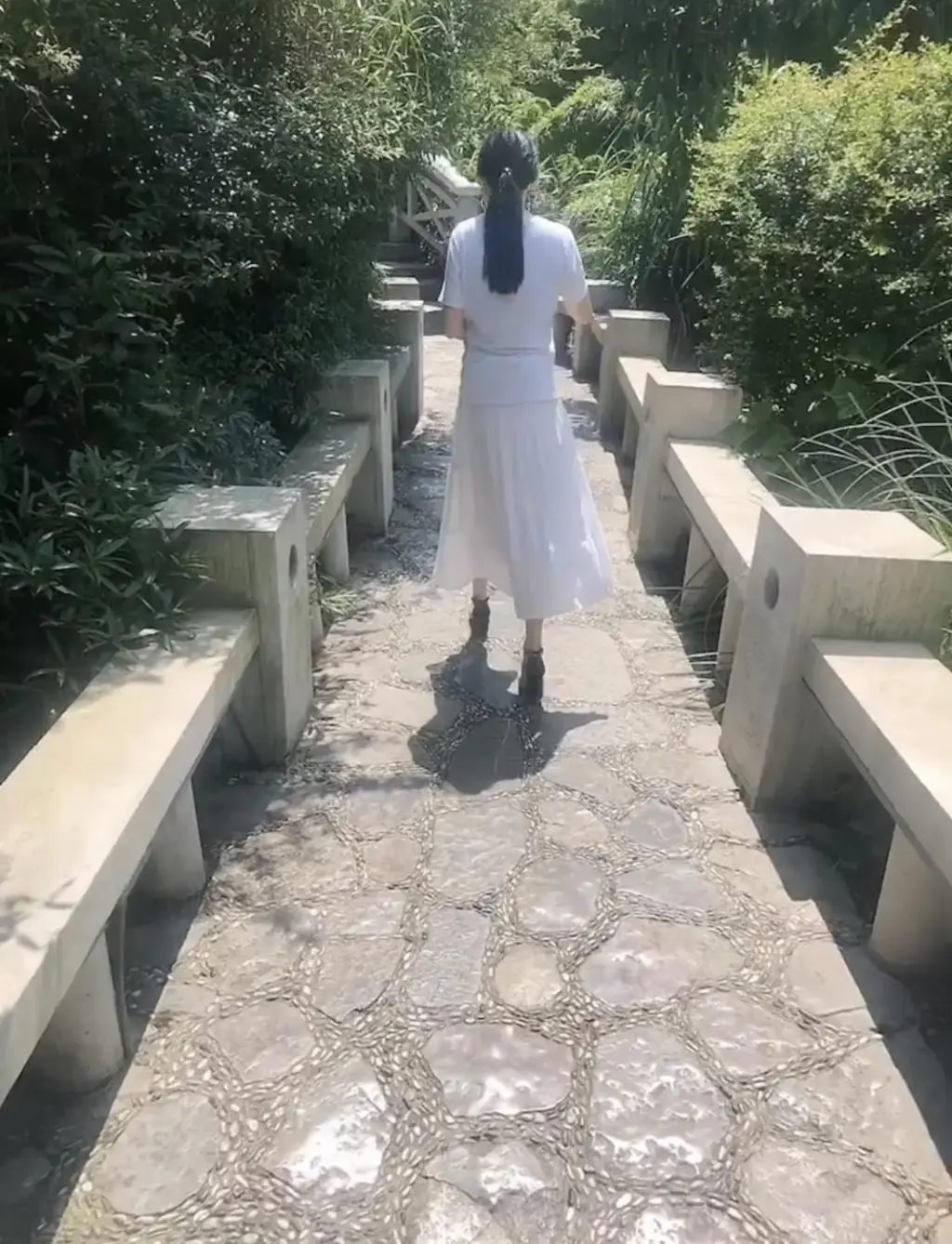 疯狂丝机原创：户外把玩女神的原味黑丝袜 天气也是越发炎热，越是女人散发的味道的季节<br>本帖是闲暇记录与女神出门闲逛的日常<br>途中也仔细的记录下与她户外闲逛，现穿丝袜的镜头最后在湖边把玩着她的丝袜，对面人来人往，很是刺激<br>她属于贤妻良母型，起初与她认识的时候，我提出这个癖好<br>她其实是拒绝的，后来熟悉后就开始慢慢的接受了<br>在过程中，我也与她聊过恋足这个话题，她一开始认为这些事情很变态<br>后来明里暗里的就开始去试着接受<br>女人往往就是嘴上说着不要，内心又去暗自渴望。<br>其实这里算是记录我那些不为人知的小众癖好心灵家园，我本身就不是什么摄影师，更不是什么摄影机构，<br>我就是一个跟大家一样的普通平凡的小众癖好爱好者，唯一不同的只是我喜欢分享与记录罢了<br>我有的仅仅只是真实而已，所谓贵在真实，就是这样。