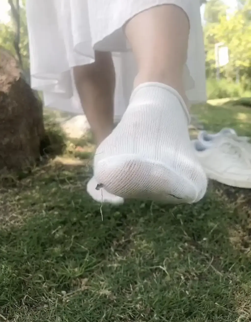疯狂丝机原创，户外拍摄小少妇的原味棉袜小白鞋 天气越是炎热，女人所能散发出来的味道就越多<br>今天她穿着小白鞋与我闲逛，中途我就提出想看看她走了半天路的棉袜脚<br>她也不拒绝，也挺配合我的，甚至还主动挑弄着她的原味臭棉袜脚在我镜头前不断挑衅<br>这是想让我上去脱下来开舔？还是想让网友们上去品尝？<br>本人非专业摄影师，就是日常记录，真实生活，最后附一纸张，严明正身，贵在真实，不喜勿喷