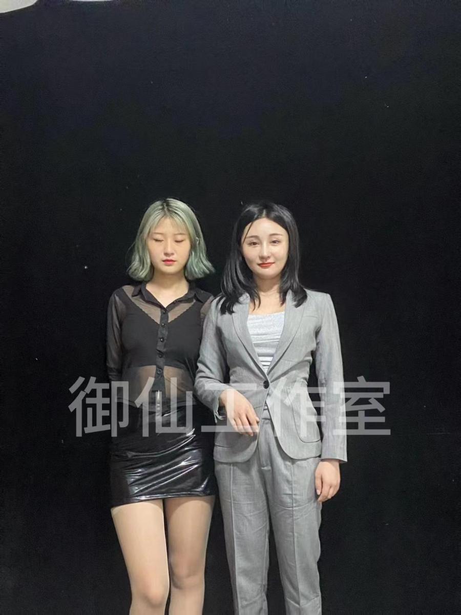 新星女侠受虐记定拍 君君饰演女反派，笑笑饰演新星女侠，两位模特首次露脸首秀新星女侠受虐记定拍，讲述了新星女警为了抓捕女人中的败类之黑帮女老大，不料竟沦为女老大的调教工具，还被拍下了耻辱的私密照，不仅如此在女老大的调教下新星女侠竟然被驯服了，在女老大的鞭子下不住的呻吟，贝齿死咬薄唇努力压抑自己发出羞耻的声音，但身体传来的快乐却让他的眼神逐渐迷离起来吟之声不断溢出，【御仙工作室】：对圈内爱好者开放，欢迎前来约绳，体验；并提供线上定拍、线下约拍。原味服务。<br>另外本工作室招聘模特有意请联系客服了解！<br>坐标郑州QQ：1796426163【注明来意】本工作室招聘模特有想了解的可以加客服QQ了解