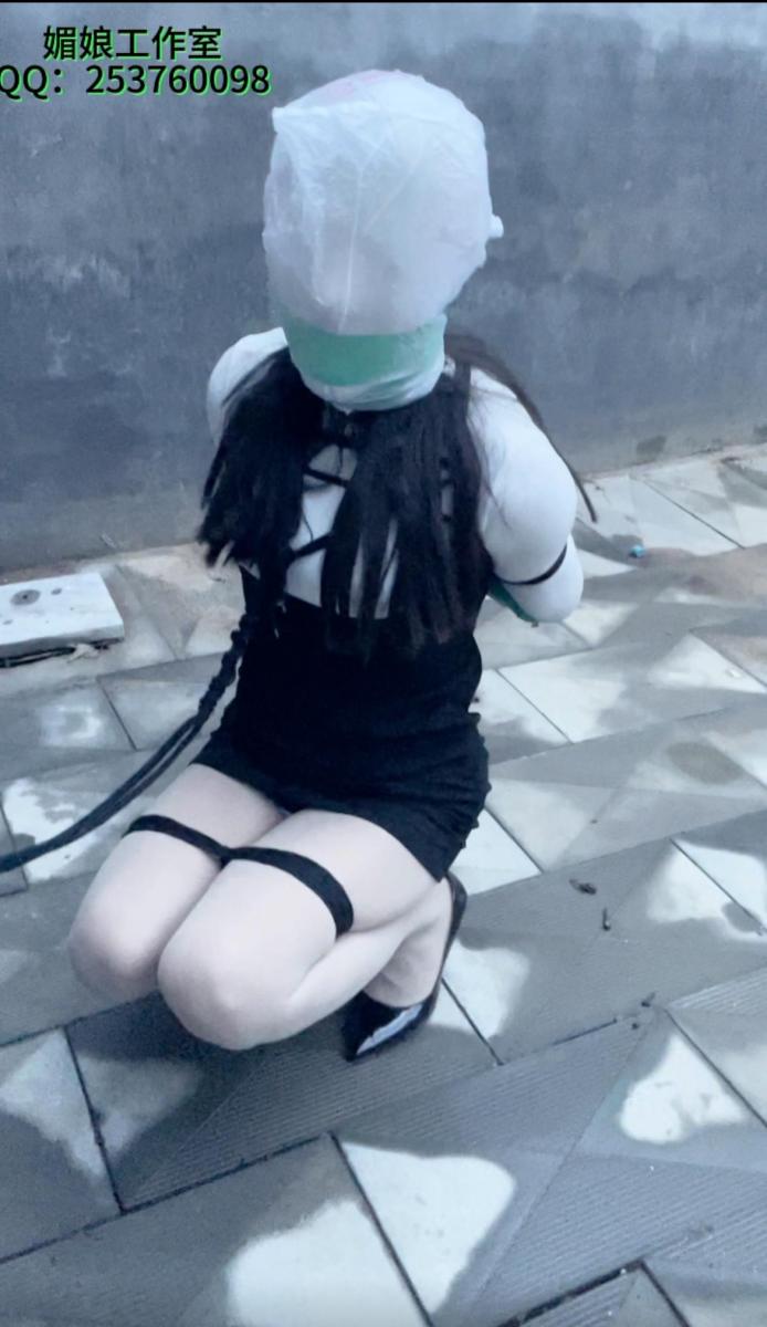 新工作室首作 媚娘工作室<br>    找了好久的理想工作室，终于找到，今天刚收拾<br>好，回归拍摄<br>    M蒙好头，带上脚链手铐，仍在家里，本人出去<br>购买东西，两个多小时后回来<br>     回来后把M推到在地[X_X]垫上，直臂捆绑，腿脚高跟鞋<br>都绑住，让M来寻找我<br>     接着把M换个绑法扔到院子里，绑在水桶上，套袋子控制<br>呼吸<br>     最后绑在小屋里吊起，脱掉鞋，脚踩到盆里，喂蚊子。。。。。。<br>业务咨询：253760098