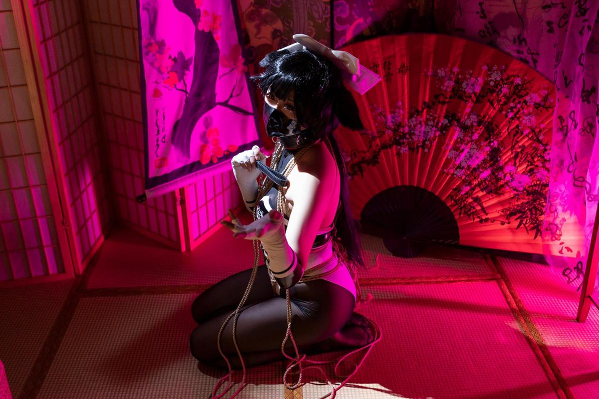  色影师委托COSER，催眠APP初显身手，美少女被绳紧缚，地牢拘束膏朝不断(下) - 接续上期，COSER在吊在空中后产生的痛感让其恢复了一些意识，色影师再次打开APP，COSER稍微挣扎后又一次进入了催眠状态，之后的动作更加的微妙和大胆，在这个房间拍摄满足后，色影师给COSER拴上了链子，牵去地牢中，开始了更‘深入’的内容，有了刑具的陪衬，COSER的动作也被摆弄的越发诱人，色影师在多次满足后，将已经完全成为欲望的奴隶的COSER扒光，关在柜中等待以后的临幸(终)