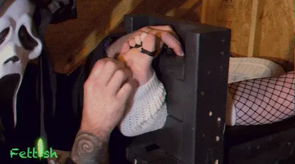 Fettish – Ghostface Tickles Fun little clip made months back with Amecia. Enjoy – unfortunately likely the last I’ll have. Completely foot focused with only her legs and feet in view, Ghosty gives her a good working over.