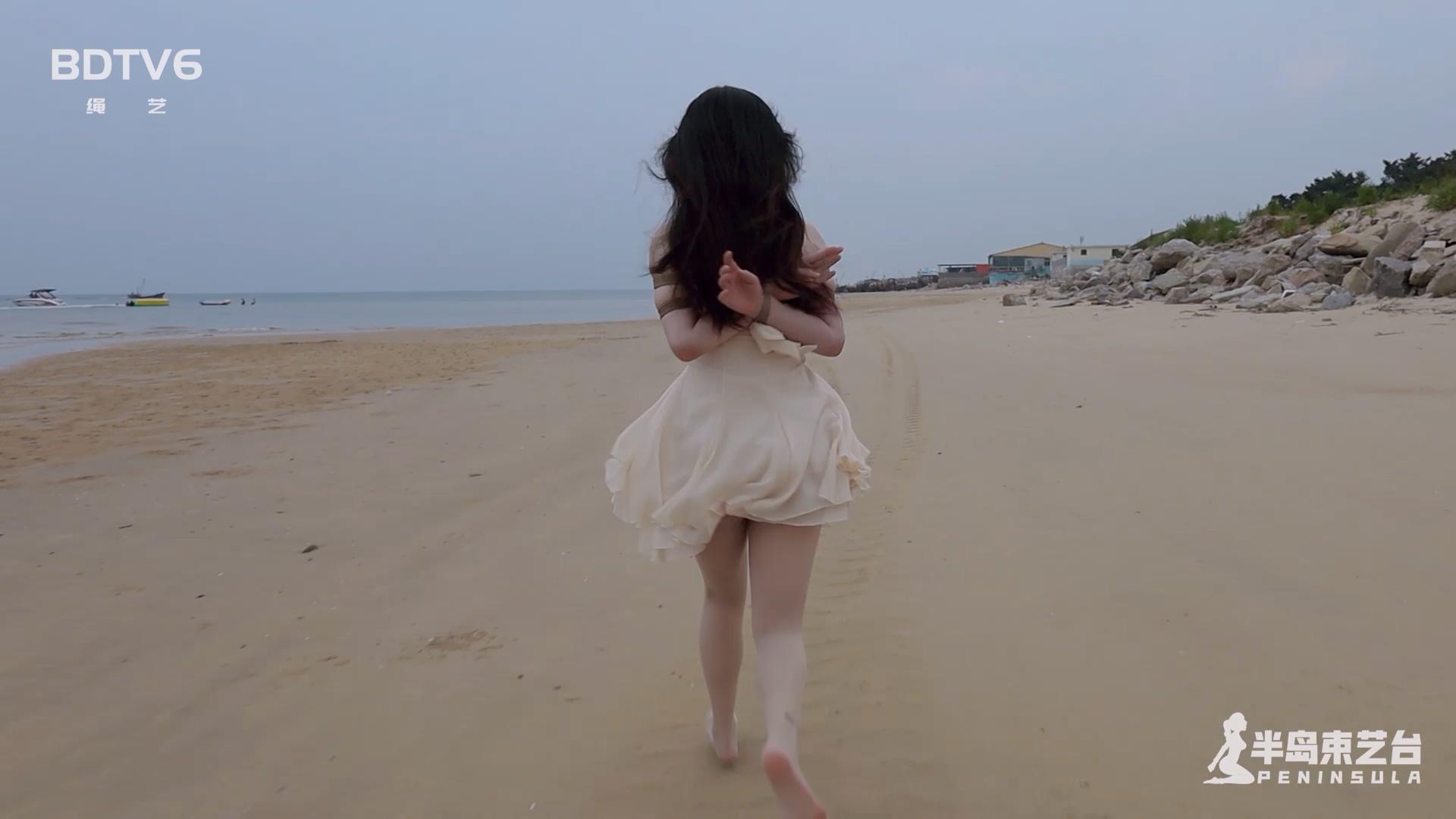 yt2121-it-is-still-the-beach-but-the-girl-has-grown-up-chinese