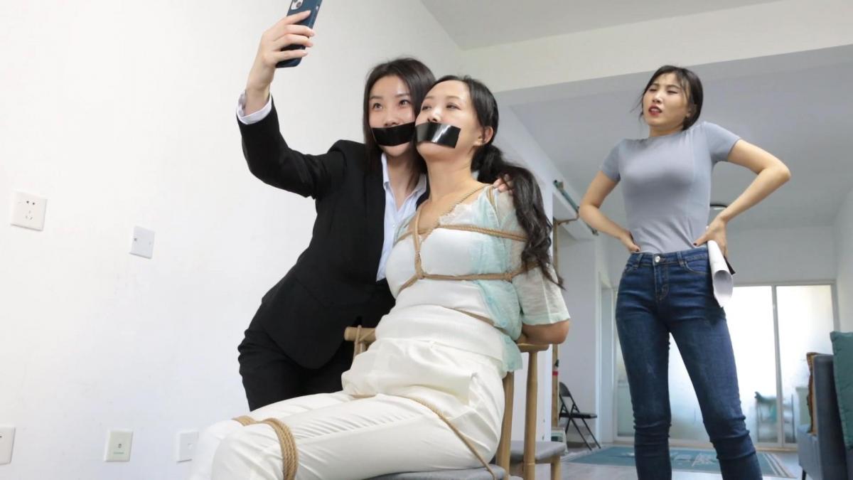 得意客订拍作品《假戏真演》(上) 主演：文清、柳洋、恩可 文清、柳洋、恩可，这个组合凸出了每位演员的长处所在。<br>剧情讲到，年轻导演恩可拍摄入室犯案挣脱示范短片，请演员文清和柳洋参演。柳洋表现差劣，文清与恩可出计请了样子坏坏但拍摄技术高超的韩飞帮忙，来一招假戏真做，柳洋被吓破胆，但最终拍摄工作大功告成。<br>大家看捆绑视频多了，或者不易了解演员和导演背后花了的心思。有演员明明绑得死死的，很用力挣扎，嘴巴严严实实地堵住，声嘶力竭发出”呜呜”声，还是不吸引，相反有些轻轻”呜”一下已经让人回味无穷。<br>影片重演了捆绑演员好的示范跟不好的示范。3位演员都做得很到位。文清演工作认真的演员，该用力挣扎时挣扎，该用上表情功夫时表现得淋漓尽致。挣扎和”呜”不能从头到尾都一个模样，还要看处境和体会当刻情绪。与其他被绑的人互相合作解困需要一个模样，和匪徒周旋又要用上另一种演法。说不了话、四肢不能动，更考验演员的眼神和表情，别以为一直”呜”下去就算了事。文清这方面做得很好，感觉到她体会剧情的上文下理，绳子解开了，换到另一个镜头时还懂捏一下肩膀手肘交待自己刚刚松绑浑身不舒服的感觉，小小的动作就看出她积累了许多当演员和模特的经验，相当熟练，大胆自由发挥。<br>柳洋要演的是懒惰的演员，不看剧本、不去揣摩角色。要演一个没”戏”的演员，就好像要专业歌手扮演唱跑调的歌手一样，具体是怎样，大家看过就明白了。之后剧情讲到她被骗，以为自己真遇上绑架，那种胆小、吓破胆、手足无措的表情和肢体动作，爆发出她潜质。常看柳洋演强悍的角色，个人觉得演胆小鬼也很好，甚至可以说比演其他性格的角色更好。<br>恩可表现最喜出望外。先声明，她在这套影片没被捆绑。前两位演员经验应该比较她深，但恩可的演技完全和她们对接，不会表现得特别稚嫩。严肃的时候严肃，光火的时候光火，调皮的时候调皮，可见演好人坏人、乖女孩坏女孩，她都能潜力驾驭到。<br>视频中各人的表现都平均地好，演韩飞的男生也很好，得意客画质、镜头运用一向高质，大家都棒棒哒！
