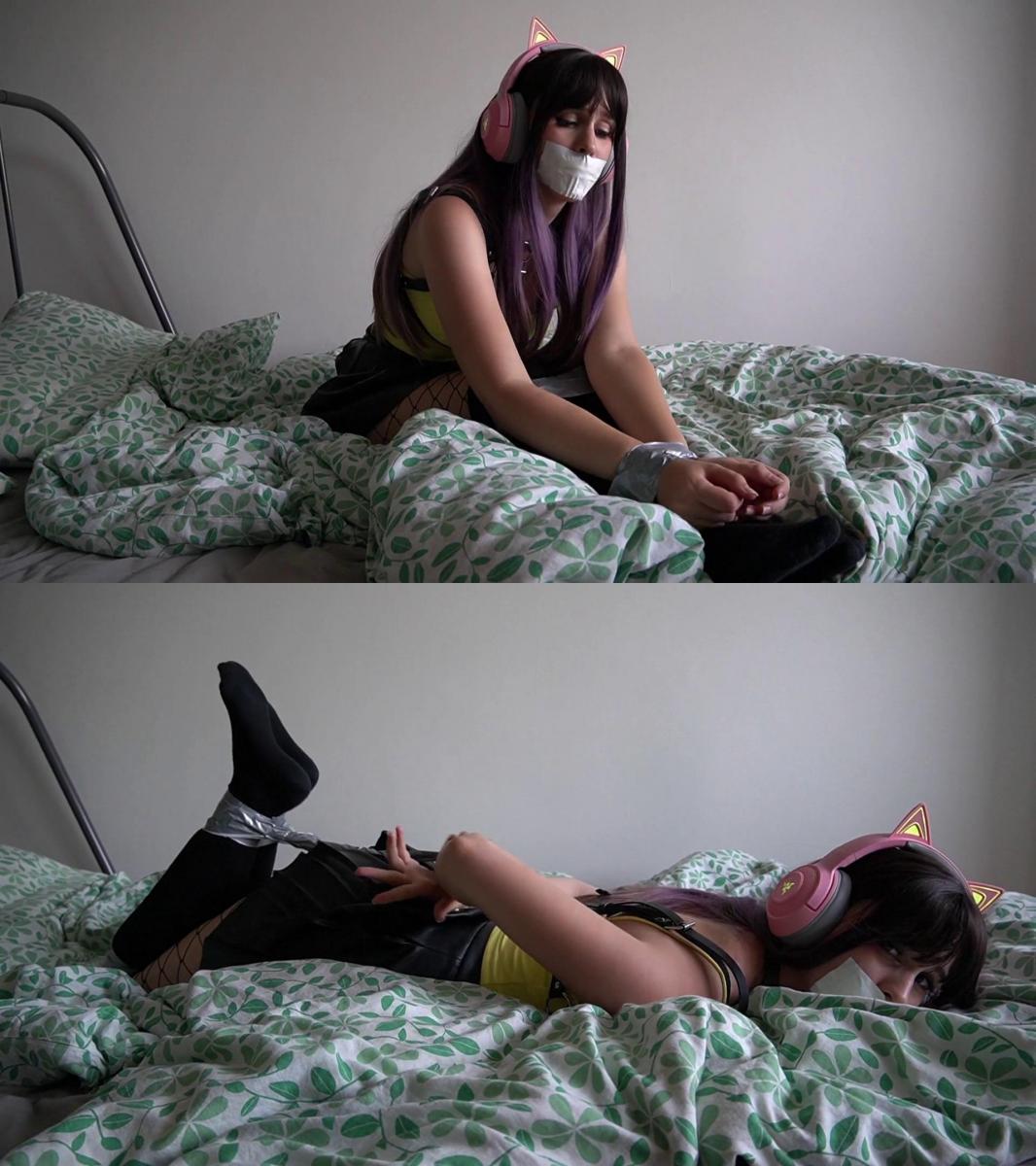 Gamer 女孩 Bound VIDEO 剧情简介：Pinkieneko: Gamer Girl Bound VIDEO<br><br>Tape bondage, Hogtie, Tape Gag, Closeups, Gagtalk