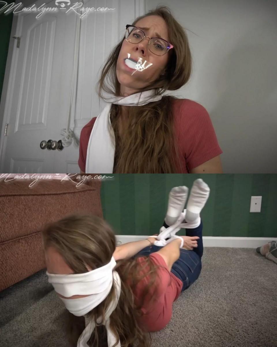 Lots Of Socks Have Her Struggling 经过一整天的购物后，马达琳回到家，迎接她的是她认为是室友的新男友，但令她惊讶的是！ 这是一个疯狂的人决定他要惹恼马达琳。 他让她脱掉运动鞋，展示她的白色平头袜子，然后在她躺在地上时将她的双手绑在头上。 他离开后，她试图弄清楚如何解开她的双手，但他回来得太早并解开了她，让她跳到椅子上，他向她扔了一个健身包，告诉她打开并把脏运动袜塞进去 她的嘴！ 马达琳不情愿地答应了，并用透明胶带将臭袜子封住。 很快，她的双手就被绑在头上和身后，她的脚被绑在椅子腿上，这样你就可以看到她的袜子覆盖的脚底，她只能在那里挣扎。 一旦坏人准备好移动她，他就把她放在沙发上，并开始用长筒袜绑住她。 最终把她移到地板上，并用一个宽大的口塞，最终将她绑住，让她用另一只袜子蒙住眼睛挣扎！ 她就呆在那里，直到她把嘴里的塞子从嘴里拿出来并大声呼救！Coming home after a long day of shopping Madalynn is greeted by what she thinks is her roommates new boyfriend, but surprise! It's a crazed individual that decides he's going to mess with Madalynn. He makes her remove her sneakers and show off her white crew cut socks and then ties her hands over her head while she's on the ground.  Once he leaves, she tries to figure out how to untie her hands but he comes back too soon and unties her, making her hop to a chair where he throws a gym bag at her, tells her to open and shove the dirty gym sock in her mouth! Madalynn reluctantly complies and seals in the stinky sock with a clear piece of tape. Soon her hands are tied over her head and behind her and she's left there to struggle with her feet tied to the legs of the chair so you can see her sock covered soles. Once the bad guy is ready to move her he sets her on the couch and begins to tie her with some long tube socks. Eventually moving her to the floor, and using one as a wide over the mouth gag, eventually hogtying her and leaving her to struggle while blindfolded with another sock! That's where she remains until she works the gag out of her mouth and cries for help!