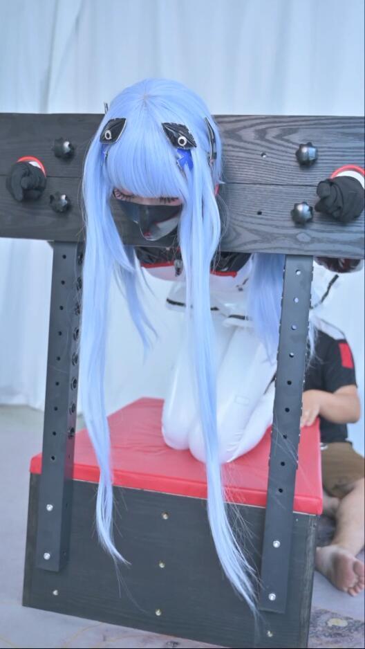 惩戒学园】HK416捕获  竖屏作品 少女前线 子夜福音 HK416 木枷调教  鞭打 强膏 固定放置 强高放置  开腿铁枷 虐腹 ，更多内容请关注我们 第一次尝试少女前线内容。大致是hk416从战败到开始调教得情结。农村工业风制作，请观众老爷们见谅<br>本次尝试了 淘宝店铺： desiregarden 出品得开脚铁枷和刑枷台。美少女战士在身前羞耻得暴露[X_X]，任由我们上下其手，予取予求得感觉，确实很爽。<br>根据网站要求，关键道具展示图片打码，实际作品无码。<br>具体要素请参考标题简介，希望大家喜欢