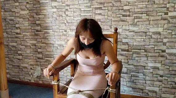 刘盼盼被各种堵嘴 好久不见的刘盼盼成熟了许多，也更会穿着打扮。今天盼盼被固定在刑椅上，各种堵嘴，胶带封嘴，毛巾堵嘴，丝袜堵嘴，麻绳勒嘴等等，喜欢堵嘴的朋友们不要错过了。视频解压密码：666888. 另外：全国绳艺逃脱挑战赛进行中，欢迎绳艺爱好者前来挑战。<br>一绳所爱绳艺体验店面向全国爱好者开放，本店提供绳艺捆绑模特服务、体验女绳师捆绑服务、体验长时间囚禁服务、绳艺教学培训、绳艺交流会、场地出租、专业麻绳销售，原创视频套图销售、作品私人定制、模特原味丝袜出售等，另外本店招募同好合作伙伴。微信：351552501初心<br>