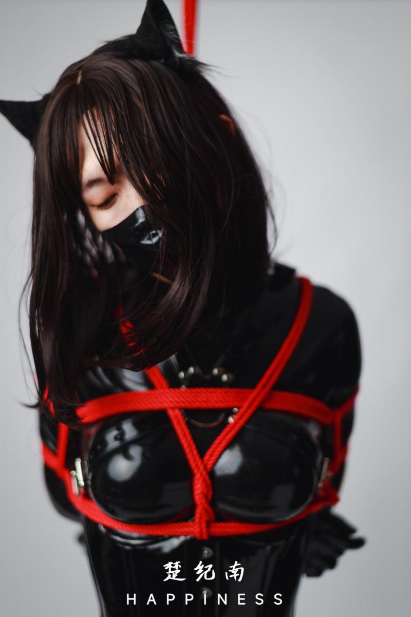 红绳胶衣小南 - 欢迎同好来交流啊！哈哈，贵阳缚手小南上线
被缚：小南
缚手*拍摄：haoz [猫耳,情趣（皮革/女王）,情趣（乳胶衣）,伪娘,束腰,连体衣]