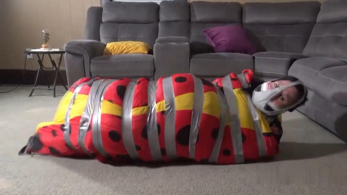 Courtneys pillow stuffed duct taped cocoon with an 8 layer gag and panty head Courtneys 枕头填充管道胶带茧，带 8 层堵嘴和内裤头Courtneys pillow stuffed duct taped cocoon with an 8 layer gag and panty head