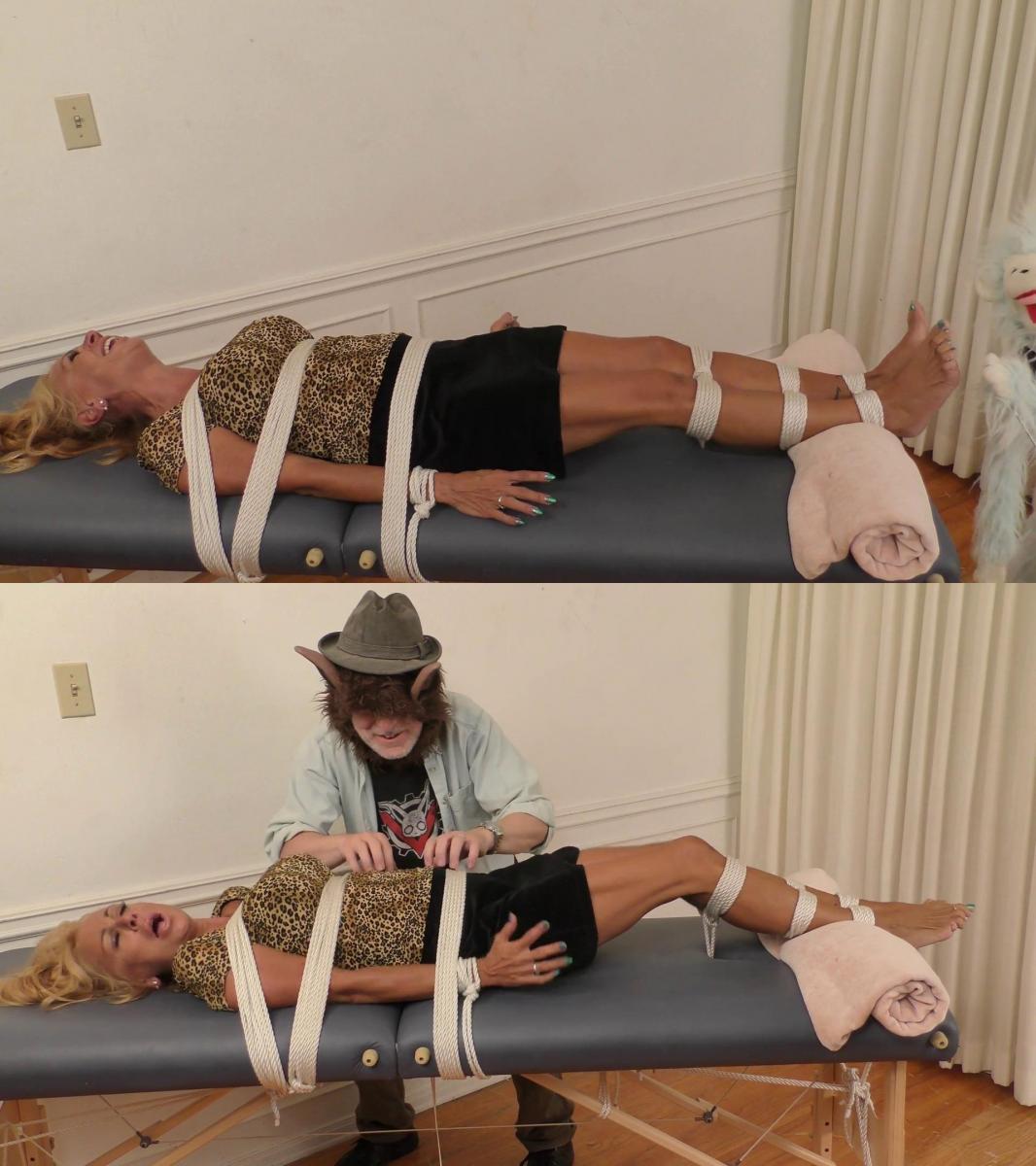 The HappyTickle Caper! Puppets Tickle Stacy Burke's Bare Feet 挠痒痒的冒险！<br>史黛西·伯克发现自己被绑在一家肮脏的木偶夜总会的后屋里。 各种变态的木偶一个接一个地进来，逗弄史黛西蠕动的脚底，然后走开，没有释放她。 五个不同的令人毛骨悚然的木偶利用了她的赤脚，然后又让她独自一人。 可怜的史黛西！ 终于有一个男人进来了，史黛西希望她能获救！ 然而，事情并不像看上去的那样，很快，WereTickler 就快速地在史黛西被束缚的身体上上下挠痒痒，最终把注意力集中在她裸露的脚底上！<br><br>A TickleTime Adventure!<br>Stacy Burke finds herself tied up in a back room at a sleazy puppet nightclub. One by one, various perverted puppets come in to tickle-torment Stacy's wriggling soles, and then wander off without freeing her. Five different creepy puppets take tickly advantage of her bare feet and then leave her alone again. Poor Stacy! Finally a man comes in, and Stacy hopes she is about to be rescued! However, things are not as they seem, and soon the WereTickler is rapidly tickling Stacy up and down her bound body, eventually focusing on her exposed soles! 