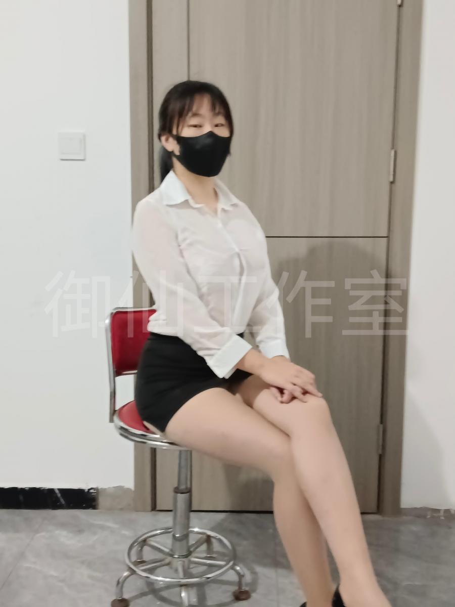 《御仙定拍》业绩不达标的小鹿 小鹿因为业绩不达标，被公司总经理借机惩罚SP惩罚，并要求不能穿裤子<br>--------<br>--------<br>【御仙工作室】：对圈内爱好者开放，欢迎前来约绳，体验；并提供线上定拍、线下约拍。原味服务。<br>另外本工作室招聘模特有意请联系客服了解！<br>坐标郑州QQ：1796426163【注明来意】本工作室招聘模特有想了解的可以加客服QQ了解<br>--------<br>-------<br>下载文件后将后缀zip111改为zip解压，解压完成后，继续将文件后缀改为zip解压，解压密码：yu12 把最终的文件后缀改为mp4即可观看，请大家不要在线观看，非常容易和谐。如果被和谐请联系我们！