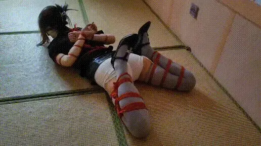 优优被绑架无法逃脱 身份神秘的女人优优，被五花大绑紧紧的绑缚着，双腿也紧紧绑起来，在地上拼命挣扎寻找逃脱的可能，但无济于事，根本无法逃脱。徒劳挣扎。随后翘着二郎腿又被紧紧绑缚固定在椅子上，蒙眼嘟嘴神秘都看不见，被袭胸玩脚。视频解压密码：666888 。（已经上传网站）<br>一绳所爱绳艺体验店面向全国爱好者开放，本店提供绳艺捆绑模特服务、体验女绳师捆绑服务、体验长时间囚禁服务、绳艺教学培训、绳艺交流会、场地出租、专业麻绳销售，原创视频套图销售、作品私人定制、模特原味丝袜出售等，另外本店招募同好合作伙伴。微信：351552501初心