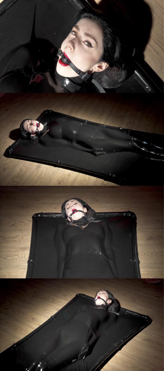 Bondage in a vacbed (4K) 性感欧美女神姐姐Ellie M又出真空床的作品啦！<br><br>女神姐姐这次是在全身被皮带拘束的情况下，被塞进真空床里的。<br>全身被皮带紧紧的捆住，再被真空床牢牢地吸压，双重紧缚感让女神姐姐欲罢不能。<br>再戴上一只口球，女神的眼神渐渐迷离幽怨了起来，在真空床里蠕动着身体。感受着肌肤和乳胶的摩擦，<br>口球和皮带扎的实在太紧了，加上真空床的挤压，姐姐的脸上和身体上全是红红的压痕。<br><br><br>。..<br>。