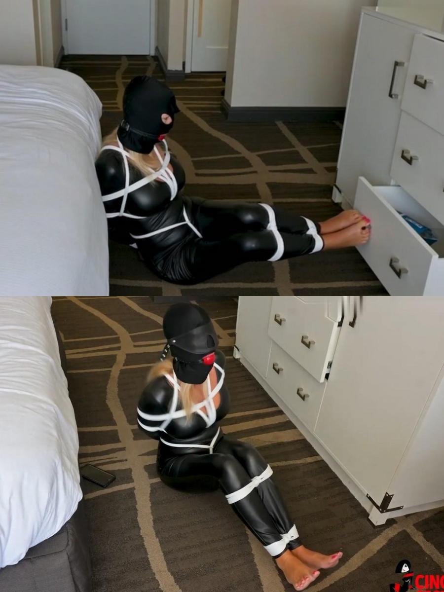 Amanda Foxx - Barefoot Burglar Bound (MP4 Format) 犯罪是没有回报的，但阿曼达忽视了这一教训。 毕竟，到目前为止，她作为二层女性的职业生涯肯定是利润丰厚的，而且她认为没有理由不继续这样。 她住在一个度假小镇，有很多机会进入粗心游客的酒店房间，今天看起来特别有利可图。 她戴着面具，穿着紧身连衣裤，赤脚蹑手蹑脚地走进房间，这样就不会发出任何声音。 当她穿过抽屉和壁橱时，她惊讶地听到一个女性声音命令她呆在原地。 接下来她就知道，阿曼达被闪闪发光的白色绳子紧紧束缚着，并用一个巨大的红色球塞堵住了嘴。 她害怕地听从了绑架者的命令转身，当绑架者离开她去传唤当局时，阿曼达开始在房间里跳来跳去，用脚趾打开柜子，甚至用脚拨打手机！ 但她不但无处可逃，反而惹怒了抓她的人！ 为了阻止她逃跑，绑架者用眼罩蒙住了阿曼达蒙面的头部！ 陷入黑暗之中，她被无情地束缚着，她竭尽全力地挣扎，扭动脚趾，拱起光脚！Crime doesn't pay, but that is a lesson Amanda ignored. After all, her career as a second-story woman had certainly been lucrative thus far, and she saw no reason why it shouldn't continue to be so. Living in a resort town, she had plenty of access to the hotel rooms of careless tourists, and today looked to be especially profitable. Dressed in her mask and skin tight catsuit, she crept barefoot into the room so a snot to make any noise. As she made her way through the drawers and closets, she was surprised to hear a female voice commanding her to freeze in her place. The next thing she knew, Amanda was tightly bound in gleaming white ropes and gagged with a massive red ball gag. She fearfully obeyed her captor's commands to turn around, and when the captor left her to summon the authorities, Amanda began to hop about the room, using her toes to open cabinets and even dialing a cell phone with her feet! But not only could she find no avenue of escape, she incurred her captor's wrath! To discourage her escape attempts, the captor slipped a blindfold over Amanda's masked head! Plunged into darkness, ruthlessly bound, she struggled as best she could, wiggling her toes and arching her bare feet!