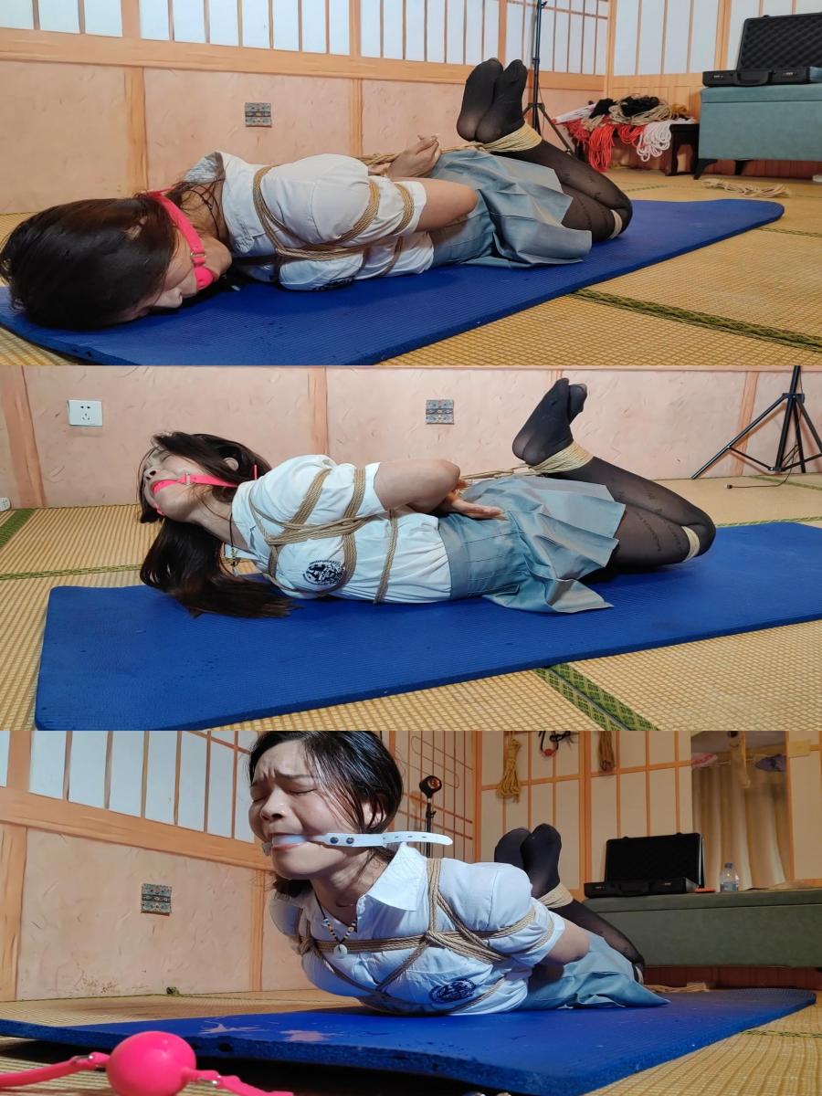 洛儿日式极限驷马首次体验两款5CM大号口球(及访谈驷马和两款大号口球感受述说） 一绳所爱工作室定拍:<br>洛儿柔韧性也是很不错的，将洛儿上身日式捆绑，然后绑上极限驷马，真的拉到极限了，买了两款5CM的大号口球，每款都给塞到洛儿嘴中，拉的非常紧，因为口球实在太大，把洛儿嘴已经撑到极限，口水也特别多，止不住的流，途中哭了，拼命挣扎，极限驷马实在太紧了，完全动不了，口球太大，拉得太紧洛儿也无法吐出来，急得想要叫解开口球，5CM的口球使得说不出话来，然后被换上另外一款白色的大号口球被接着紧紧塞到嘴中放置。最后解开的时候叫的更惨，视频结尾是访谈洛儿本次拍摄对极限驷马和两款大号口球的感受讲述，内容精彩，不容错过哦！