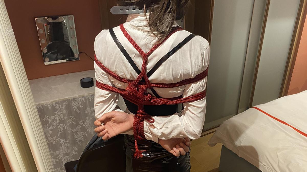 寻找青岛女绳架   - 坐标青岛，目前打算找女生约绳，不重口，正常约玩，有想体验绳缚的女生可以加Q: 2719525331 男生的话就先不要加喽，图片前五张是我捆，后五张是被捆。