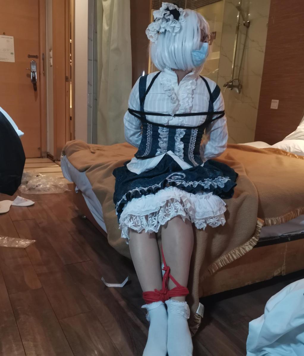 洛丽塔风格cosplay紧缚挣扎调教 今天终于约到本地的绳师啦~被狠狠地用绳子紧紧绑住然后好好地被调教了呢0w0（今天是魂魄妖梦的二设洛丽塔哦）<br>绳师的手艺感觉还不错，左扭右扭都完全挣脱不开！然后调教的手法也很熟练而且感觉很舒服呢~<br>想和更多的同好一起玩哦<br>（绳师：结玄）