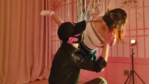 梁姗姗是个酷爱捆绑的女生 她叫梁姗姗，是一个特别喜欢捆绑的女孩子，她希望找一个热衷爱好捆绑的男士，希望每天都可以玩捆绑，今天捆了很久，留下来一部分视频纪念，供爱好者欣赏，感谢大家的支持。视频解压密码：666888  。<br>一绳所爱绳艺体验店面向全国爱好者开放，本店提供绳艺捆绑模特服务、体验女绳师捆绑服务、体验长时间囚禁服务、绳艺教学培训、绳艺交流会、场地出租、专业麻绳销售，原创视频套图销售、作品私人定制、模特原味丝袜出售等，另外本店招募同好合作伙伴。微信：351552501初心