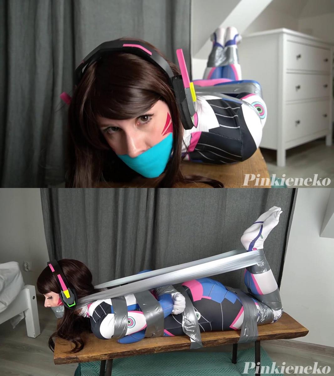 D.Va Taped Up VIDEO 《守望先锋》的 DV.a 被贴在长凳上，并用肌内效胶带堵住嘴。 DV.a from Overwatch is taped to bench and gagged with kinesio tape.