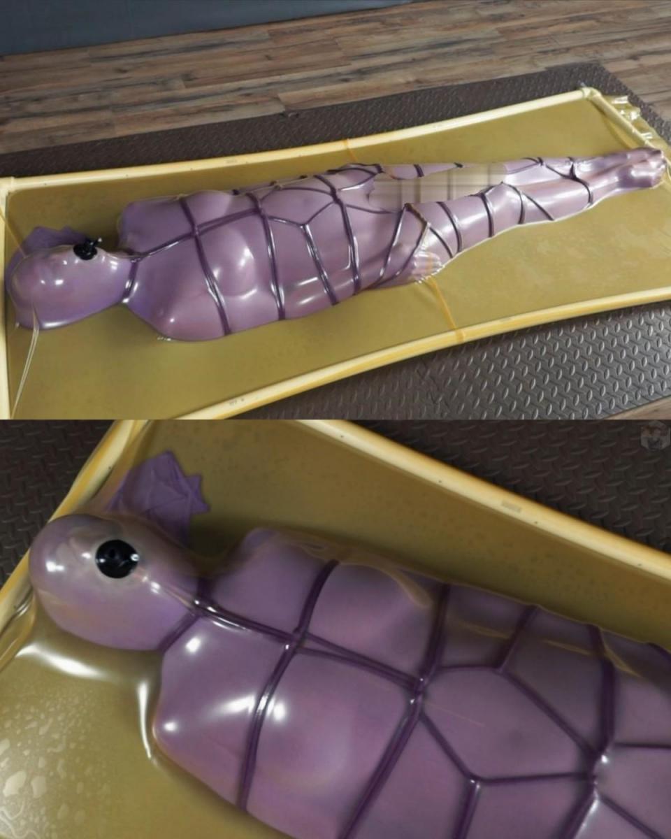 Lilac nylon cocoon and lilac rope bondage with vibro in a latex bed 索尼娅的新外壳。 她钻进淡紫色的尼龙茧里，将自己束缚起来。 她使用乳胶床和振动器......为了更多乐趣A new shell of Sonia. She fit into a lilac nylon cocoon and bound herself. She used a latex bed and vibro.... for more pleasure