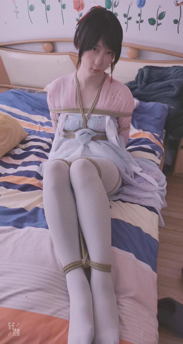 小T外出系列 再次去找伪娘小V玩 古装白丝捆绑 写在开头，小V是伪娘哦，不喜慎点！！！！！！<br>在工作之前去找的小V玩的，已经过去半年了，国庆准备把存货都发了，喜欢的小伙伴可以关注收藏支持！<br>同时剧情系列剧本写好就开拍，很快就会和大家见面，以前的系列视频也请大家多多支持啦！