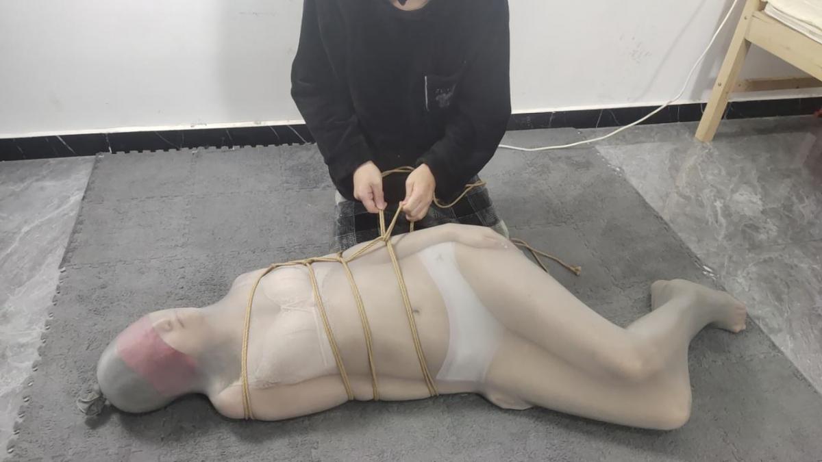 【御仙原创】全包木乃伊（TK SP 全包丝袜 踩踏） 今天尝试全包丝袜，超级怕痒的珺珺，今天却被找到了致命弱点，被疯狂TK，但是身体被丝袜紧紧的包裹着，只能无助的哀求。<br>-------<br>--------<br>【御仙工作室】：对圈内爱好者开放，欢迎前来约绳，体验；并提供线上定拍、线下约拍。原味服务。<br>另外本工作室招聘模特有意请联系客服了解！<br>坐标郑州QQ：259986932【注明来意】本工作室招聘模特有想了解的可以加客服QQ了解<br>--------<br>-------<br>下载文件后将后缀zip111改为zip解压，解压完成后，继续将文件后缀改为zip解压，解压密码：yu12 把最终的文件后缀改为mp4即可观看，请大家不要在线观看，非常容易和谐。如果被和谐请联系我们！