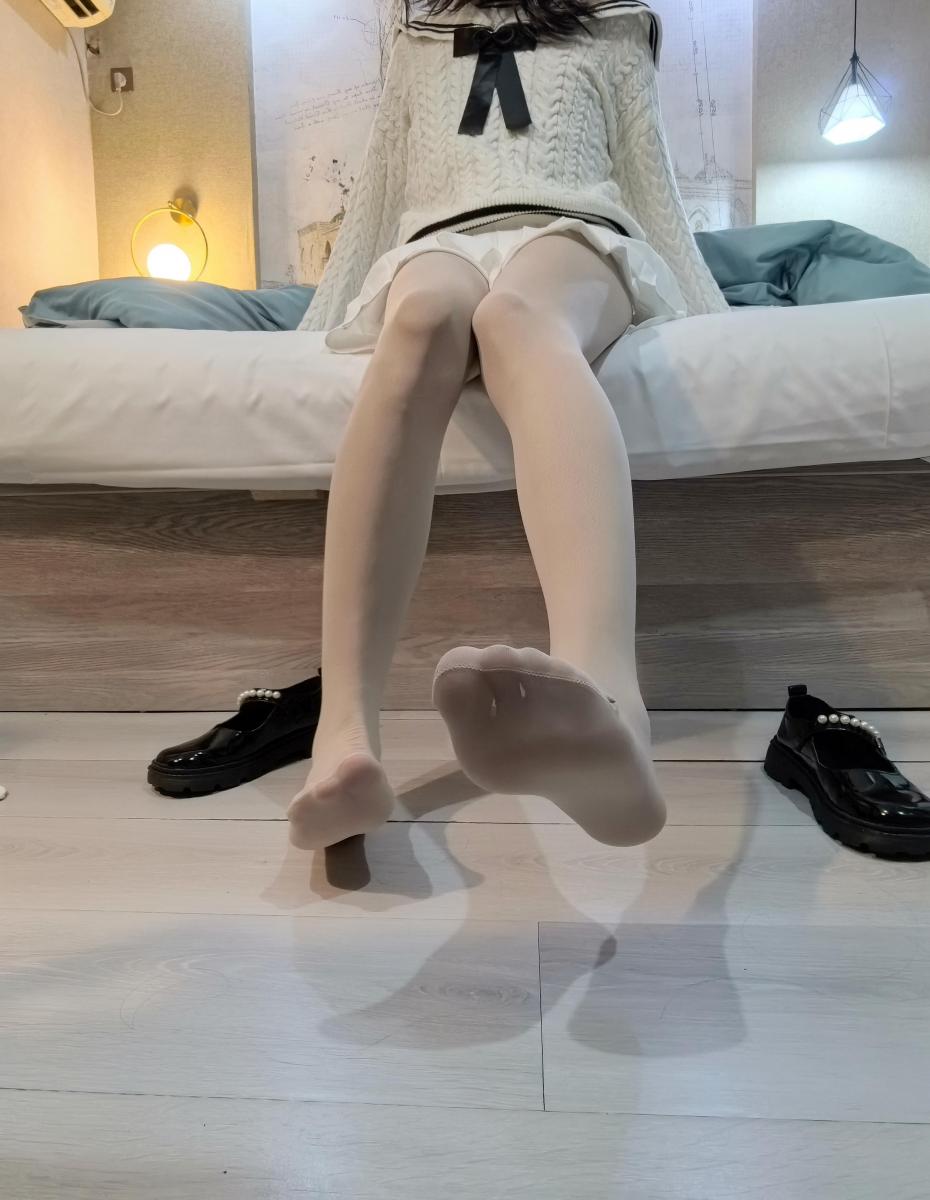 兄弟萌的肉丝第一弹~ - 图片太多了要分开来上传，先传一部分叭，第一次尝试肉丝，有好多sp想让我穿上试试，呐，穿也穿了，上传也上传啦，还有一些肉丝、黑丝、白丝的。之前约绑的也还有一部分，会在这几天慢慢分享给大家的哟~喜欢的多多支持小狐狸~ [Pantyhose,Grey pantyhose,Feet fetish,LGBTQ]