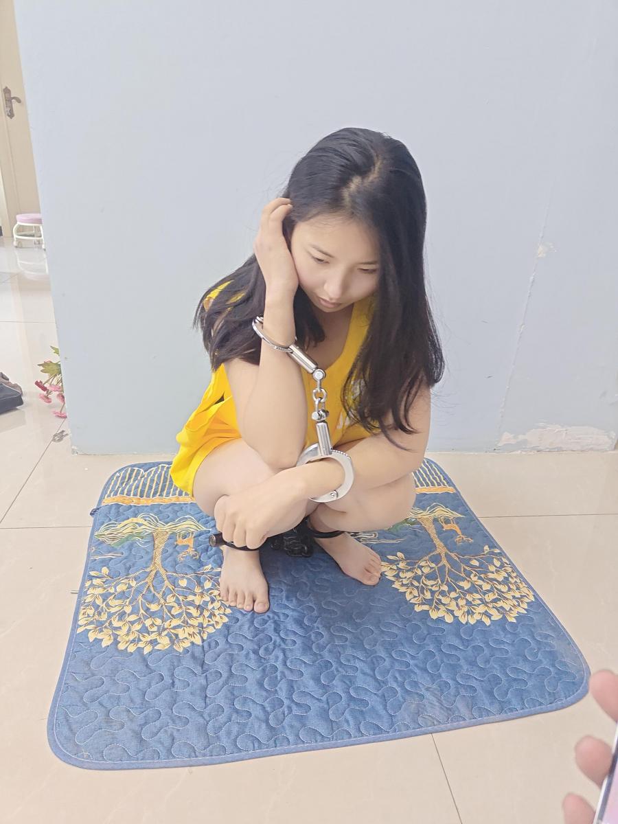 女犯光脚留档 - 抓捕女囚犯井百慧，跪下手背后 拍照留档 换囚服审讯， 光脚 一套监狱服 一套囚服
 [中国女孩,囚服]
