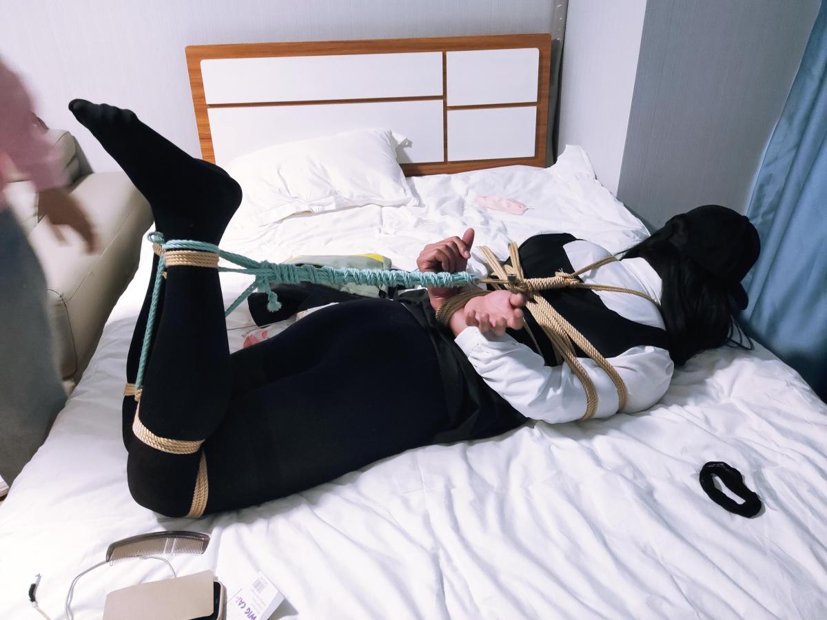 第一次参加绳趴时的返图 - 自己女装穿起来真的是灾难，一看到这些图就回想起郊狼带来的那种爽歪歪的感觉。 [丝袜,驷马（俯卧）,高手缚,学生（英式领结）,后手缚（低混乱值）,伪娘,连裤袜]