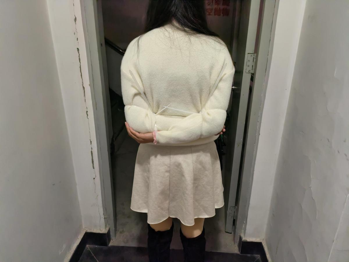 首次紧缚外出，户外逛街，超级刺激，扎带捆绑 - 等了好久终于有合适时机了，用扎带把小M的双手捆在背后带她出去压马路，本想去捆着去逛个超市的，期间好几次碰到人，因为是第一次的原因，紧张的差点穿帮，没办法只能往人少的地方溜达了，第一次制作作品，只拍了一些图如果大家喜欢，可以留言喜欢的风格，图片或者视频都行，我这边尽量满足大家去拍摄，我这边优先外出题材的拍摄 [Over the knee boots,1 female solo,Realistic,Outdoor,Short skirt,捆绑]