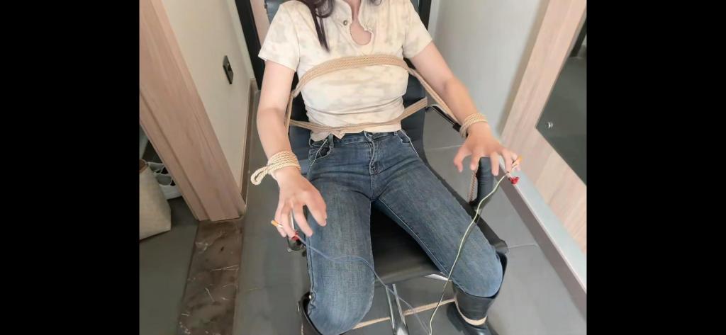 束缚电刑 原创王宁服饰 模特井百慧 古风上衣 加牛仔裤 加靴子 电的叫声四溢，捆绑手脚 束缚腰身真让人欲罢不能订拍qq
