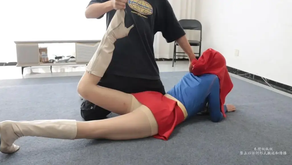 （得意客出品）女超人遇难 DYK定制拍摄，还是熟悉的女超人，这次的模特和上一部是同一个模特，编号203，身材很不错。<br>故事大纲为女超人去一间房抓捕面具人，结果被面具男反杀虐待，掰腿、[X_X]、电击、绞刑等，最终惨死。<br>喜欢这题材的不要错过，DYK开放公映了，如有需要可以联系