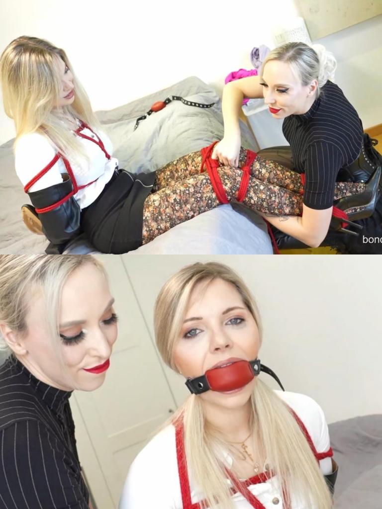 VERA GETS BALLGAGGED AND HOGTIED BY NAOMI ROUGE - PART 1 维拉肯定地意识到，她最享受的就是被捆绑，因为口塞，她没有机会说话，只能享受这个过程，享受被束缚的自我控制的感觉。 维拉用紧身衣和自己的靴子包裹住她的手臂。 这将防止她摆弄绳索。 然后你可以看到娜奥米用一根绳子把维拉绑起来。 每个结都已就位！ 然后维拉非常缓慢而小心地[X_X]球塞。 维拉穿着 YSL 的紧身衣和 Zara 的高跟鞋。 Naomi 穿着过膝皮靴、紧身胸衣以及来自 Wolford 的连体裤和连裤袜。Vera has realized for sure that what she enjoys most is being tied up, where she has no chance to say anything because of the ballgag but can only enjoy the process and the feeling of self-control through bondage. Vera gets her arms encased in a pair of tights and her own boots. This will prevent her from fiddling with the ropes. Then you can watch as Naomi ties Vera up rope by rope. Every knot is in place! And then Vera gets the ball gag inserted very slowly and carefully. Vera wears tights from YSL and high heels from Zara. Naomi wears leather overknee boots, a corset and a body and pantyhose from Wolford.