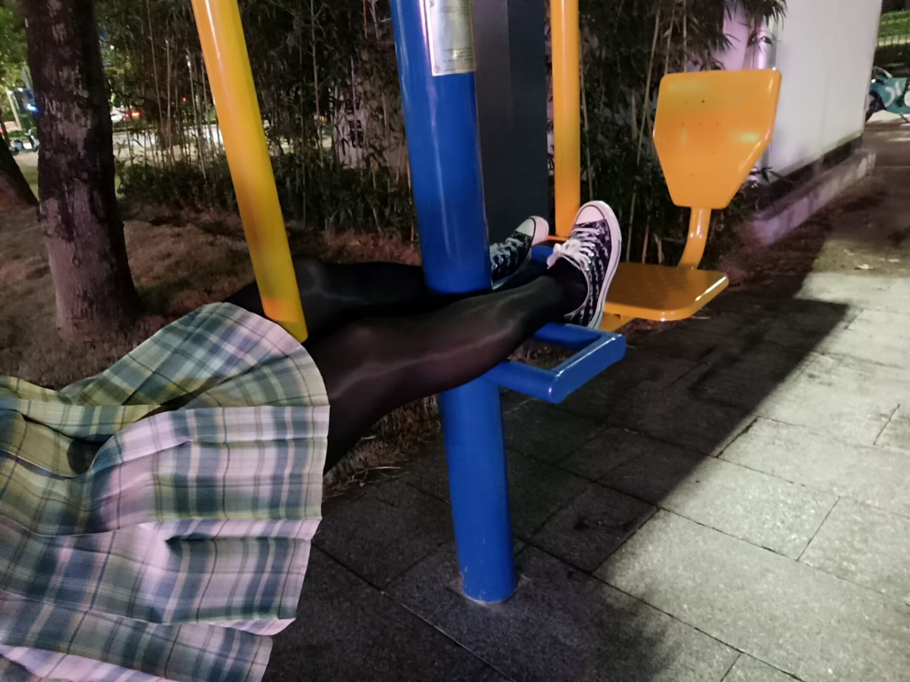 没有绳子，外拍黑丝配帆布鞋和JK小裙裙，嗯，是男生 - 企鹅交同好2904134647，注明一下妖狐噢 [丝袜,帆布鞋,肛塞,连裤袜,丁字裤,外出,女（单人）,室外]