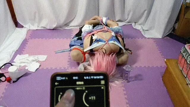 女仆三月七cos的海老缚电击惩罚！！！极限的放置，根本无法抬头，无法挣脱，只能被两个郊狼狠狠的电击惩罚，最后甚至被玩哭了！！！ cos女仆三月七，女仆做错事的话，可是要狠狠的惩罚的！！！先把上半身捆绑起来，双手背在身后，接着使用海老缚的方式进行折磨，头只能够紧紧的挨着双脚，根本无法抬头，别提有多难受的姿势了，当然，除此之外，在捆绑之前，已经贴上了郊狼的电击贴片，不过这么严重的错误，当然要使用两个郊狼惩罚才是！！！惩罚的时间嘛，当然就是一个沙漏滴完的时间，不过可爱的三月七，在电击强度不断的增加，不断的调戏，却只能够看到沙漏不急不慢的滴落，多想让沙漏滴快一点啊，但是完全做不到，只能够在不断的绝望和折磨中，慢慢的崩溃直到哭出来。<br>（目前在天津，想学习捆绑，希望有伪娘可以让我练习一下，目前是新手，约绳请添加联系方式，qq212035806，推特@ShiSheng171912，注明来意，还有希望能够支持一下我写的小说，可能某些剧情会从小说里复刻一下之类的。）