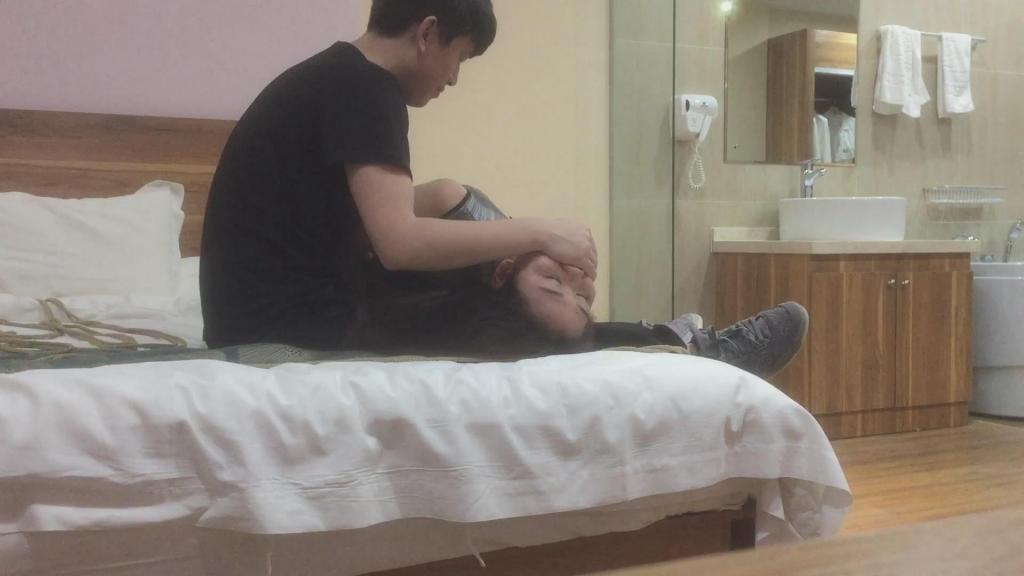 奉天风华正茂 小福酒店摔跤 哈哈 那时候挺单纯 跟人家玩这个 先转存 然后下载 最后 添加后缀.mp4<br>当时多单纯啊，和女孩还晚上摔跤了。。。好像是她能跑下床就算她赢，那时候有也不运动体力很差。。。<br>QQ/微信同步297506318,有事加微信.