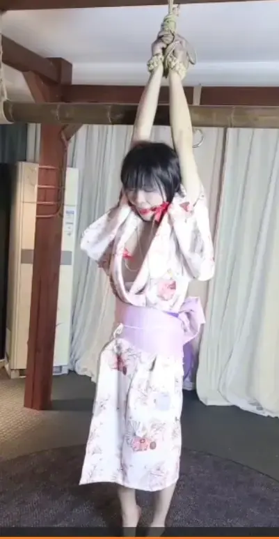 伪娘惠梓琪调教 》》》》》》》》》》伪娘惠梓琪被吊起来堵嘴玩弄，皮鞭乳夹折磨，又兴奋又痛苦要崩溃了《《《《《《《《《《《《