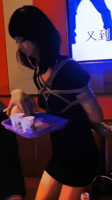【魔束剧情片022】定制肉货04，KTV收货，伪娘，贞 操 锁，[X_X]，后手缚，桃缚，桃缚，KTV x市KTV包房内黄老板正在期待着魔束工作室的新货物，忽然听到门外敲门声，紧接着樱鑫带着手 铐被黑爷推了进来。一番寒暄之后，黑爷给樱鑫解开手 铐随后绑了起来胸前带着托盘，黑爷将两杯饮料放在了托盘里，樱鑫开始伺候起黑爷和黄老板。接着黄老板开始检查[X_X]和贞 操 锁是否佩戴好，随后他俩唱起了歌，兴起时黑爷命令樱鑫蹲下身子随即黄老板拿起来托盘上的饮料，不一会又从桌子上拿出一块西瓜递给了黄老板。黑爷随后解开了樱鑫身上的托盘又命令樱鑫坐在沙发上，将樱鑫的双腿分别绑好后邀请黄老板开始投喂任务。刚开始樱鑫还有点不太配合，后来慢慢适应了同时黄老板也很满意，于是拿出事先准备钱箱买下樱鑫成为他的私人货物，黑爷接过箱子达成协议拎着箱子走出了包房。<span style='color:#b0b0b0;'>[隐藏文字，购买后可见]</span>