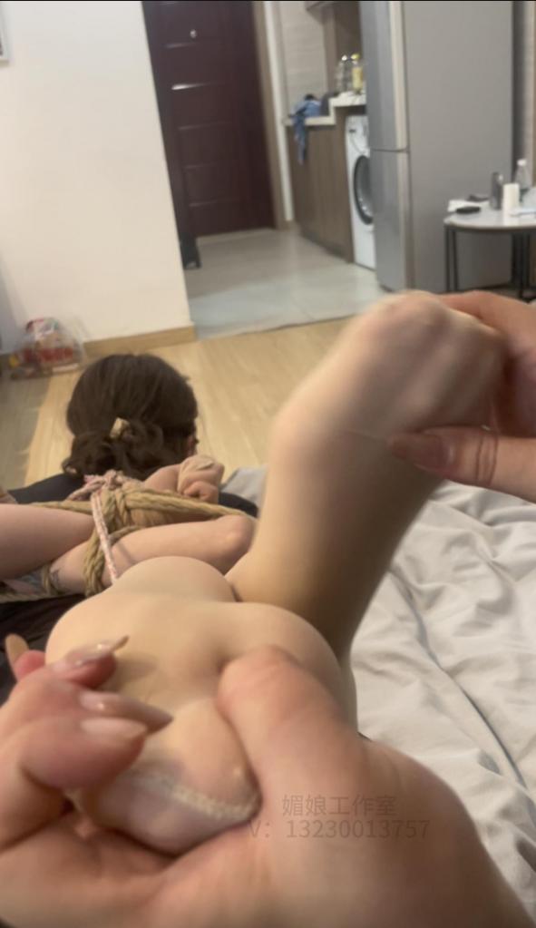 粉丝剧本—家教风波 媚娘工作室<br>   剧情简介：<br>  家教周末兼职来到学生家里，没想到学生喜欢看她的<br>肉色丝袜和脚，发现家教老师穿了三层丝袜，被质问不<br>承认，被迷晕，脱下第一层丝袜邦手，第二层丝袜堵嘴<br>，用迷晕的丝袜邦脚，绑好后去喝水吃东西，家教醒来<br>挣扎，挣扎过程中把脚上的丝袜蹬掉，手被绑着，嘴还<br>堵着就往外跑，刚开门就被发现带回，然后用绳子日式<br>驷马捆绑，这个时候家教要喝水，拿掉塞嘴丝袜，喝完水<br>接着堵住，家教开始挣扎，在挣扎的过程中，发现嘴里<br>丝袜要掉出来，在用另外丝袜勒住嘴，最后家教挣扎累了<br>就睡了过去。<br><br>业务咨询：V 13230013757